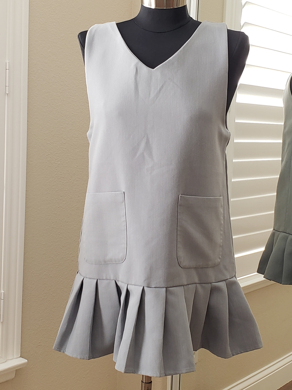 Fashion V-Neck Pleated Hem Dress in Light Gray